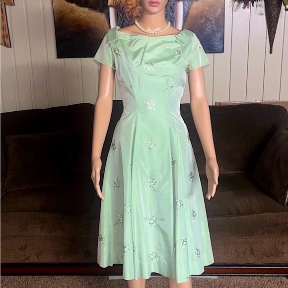 Unbranded Dresses & Skirts - Vintage (1970’s) Mint Green Cocktail Dress W/ Floral Embroideries • Size Small